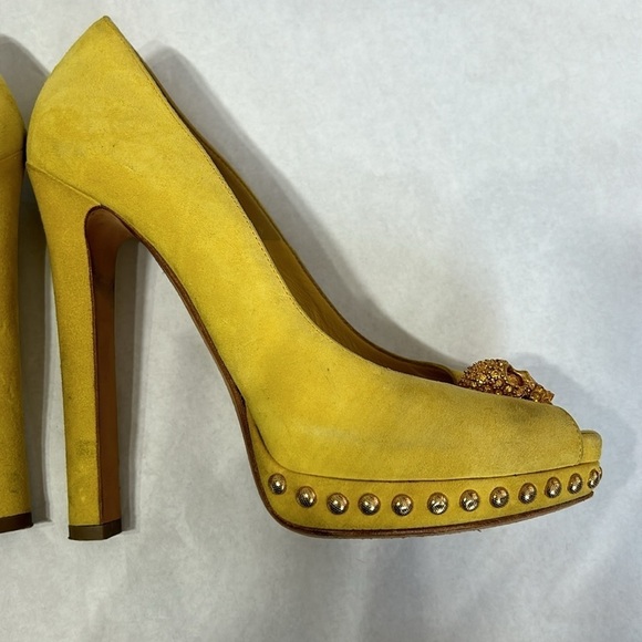 Alexander McQueen yellow suede peep toe heels embellished gold skull women’s 38 - Picture 8 of 13
